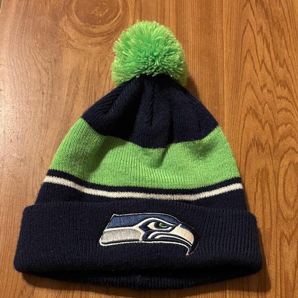 Pre owned ONE SIZE Navy and Green with White Pom-Pom Beanie by NFL Team Apparel
